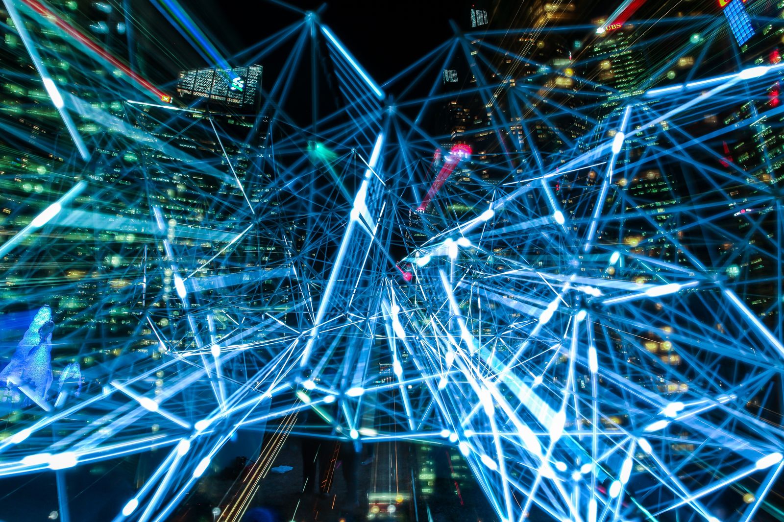 Réseau de connexions lumineuses symbolisant la surface d’attaque à protéger